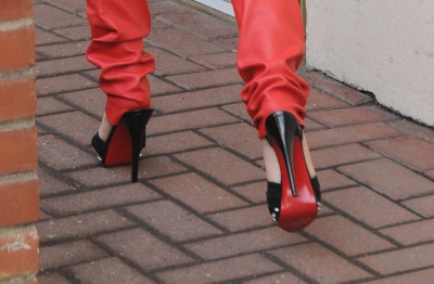 Cheryl_Cole_arriving_at_the_X_Factor_studios_12_12_10_37.jpg