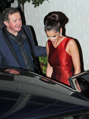Cheryl_Kim_and_Nicola_leaving_The_X_Factor_studios_12_12_10_40.jpg