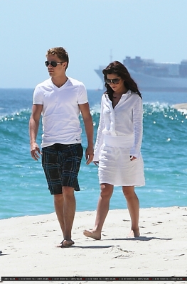 Cheryl_and_Derek_taking_a_stroll_on_a_beach_in_South_Africa_1_01_11_5.jpg