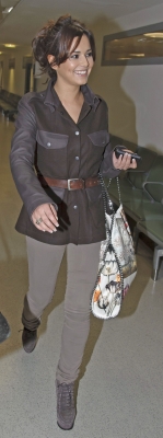 Cheryl_Cole_arrives_at_Heathrow_Airport_23_02_11_18.jpg