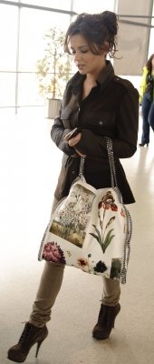 Cheryl_Cole_arrives_at_Heathrow_Airport_23_02_11_29.jpg