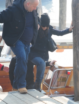 Cheryl_Cole_leaving_her_hotel_in_Venice_07_02_11_11.jpg