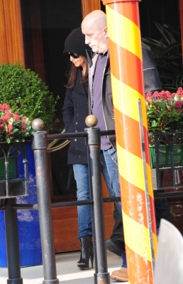 Cheryl_Cole_leaving_her_hotel_in_Venice_07_02_11_17.jpg