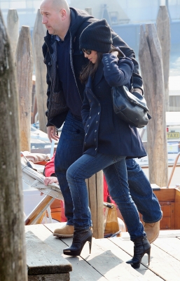 Cheryl_Cole_leaving_her_hotel_in_Venice_07_02_11_19.jpg