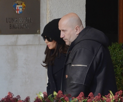 Cheryl_Cole_leaving_her_hotel_in_Venice_07_02_11_35.jpg
