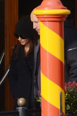 Cheryl_Cole_leaving_her_hotel_in_Venice_07_02_11_38.jpg