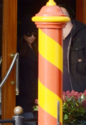 Cheryl_Cole_leaving_her_hotel_in_Venice_07_02_11_39.jpg