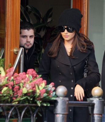 Cheryl_Cole_leaving_her_hotel_in_Venice_07_02_11_73.jpg