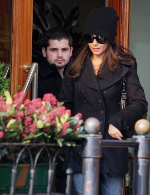 Cheryl_Cole_leaving_her_hotel_in_Venice_07_02_11_75.jpg