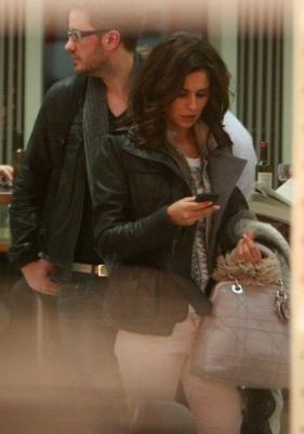Cheryl_Cole_catching_a_flight_at_Berlin_airport_28_01_10_6.jpg