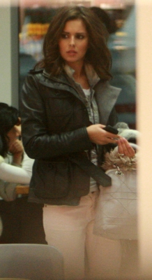 Cheryl_Cole_catching_a_flight_at_Berlin_airport_28_01_10_7.jpg