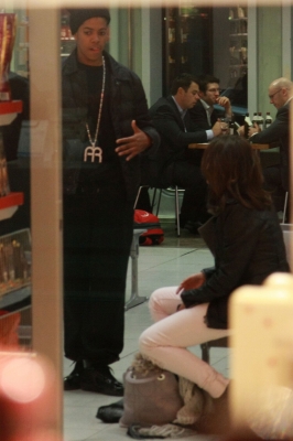 Cheryl_Cole_catching_a_flight_at_Berlin_airport_28_01_10_9.jpg