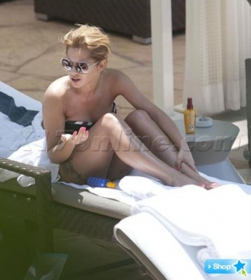 Cheryl_and_Kimberley_at_hotel_in_Hollywood_120711_21.jpg