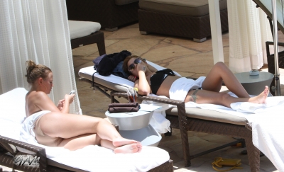 Cheryl_and_Kimberley_at_hotel_in_Hollywood_12_07_11_282029.jpg