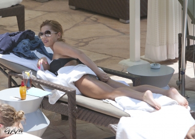 Cheryl_and_Kimberley_at_hotel_in_Hollywood_12_07_11_282329.jpg