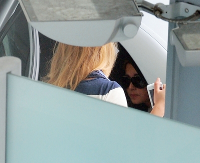 Cheryl_Cole_arriving_at_Heathrow_Airport_01_09_11_12.jpg