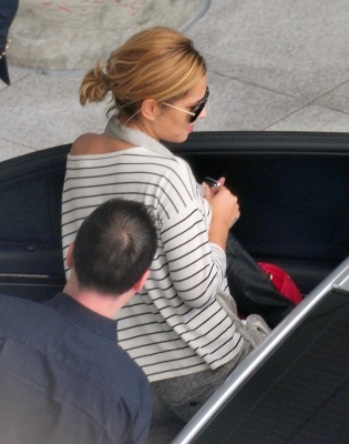 Cheryl_Cole_arriving_at_Heathrow_Airport_01_09_11_6.jpg