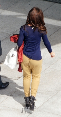 Cheryl_Cole_arriving_at_Heathrow_airport_06_05_11_11.jpg