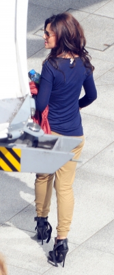 Cheryl_Cole_arriving_at_Heathrow_airport_06_05_11_15.jpg