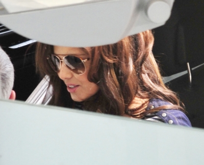 Cheryl_Cole_arriving_at_Heathrow_airport_06_05_11_6.jpg