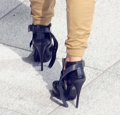 Cheryl_Cole_arriving_at_Heathrow_airport_06_05_11_8.jpg