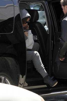 Cheryl_Cole_at_LAX_10_05_11_6.jpg