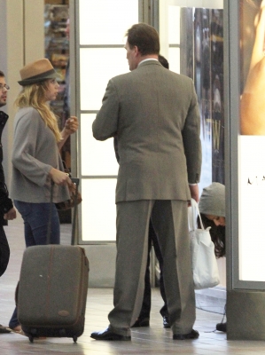 Cheryl_Cole_at_LAX_10_05_11_62.jpg