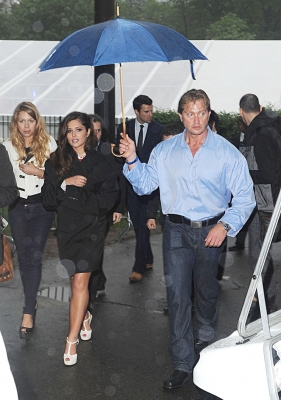 Cheryl_Cole_leaving_the_THE_FOX_UPFRONT_PARTY_16_05_11_8.jpg