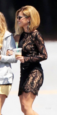 Cheryl_on_set_of_What_to_Expect_When_Youre_Expecting_29_08_11_12.jpg