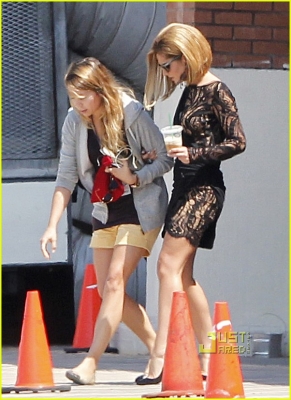 Cheryl_on_set_of_What_to_Expect_When_Youre_Expecting_29_08_11_35.jpg