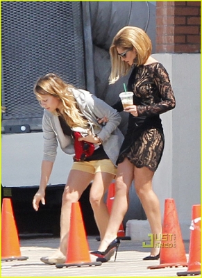Cheryl_on_set_of_What_to_Expect_When_Youre_Expecting_29_08_11_36.jpg