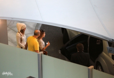 Cheryl_Cole_arriving_at_Heathrow_airport_01_10_11_7.jpg