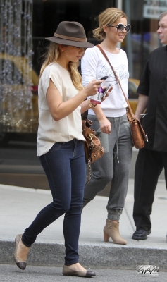 Cheryl_Cole_having_lunch_in_New_York_27_09_11_282529.jpg