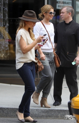 Cheryl_Cole_having_lunch_in_New_York_27_09_11_282629.jpg