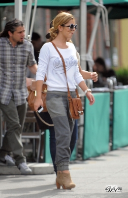 Cheryl_Cole_having_lunch_in_New_York_27_09_11_283129.jpg