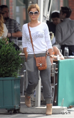 Cheryl_Cole_having_lunch_in_New_York_27_09_11_283329.jpg