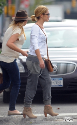 Cheryl_Cole_having_lunch_in_New_York_27_09_11_283529.jpg
