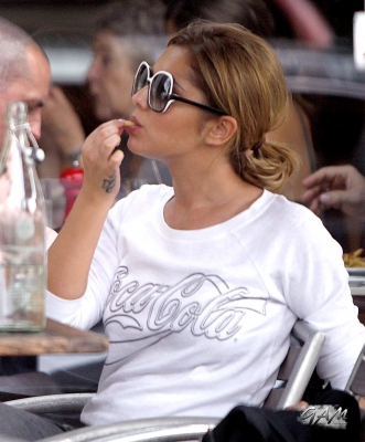Cheryl_Cole_having_lunch_in_New_York_27_09_11_283629.jpg