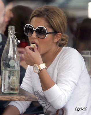 Cheryl_Cole_having_lunch_in_New_York_27_09_11_28429.jpg