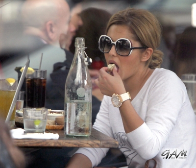Cheryl_Cole_having_lunch_in_New_York_27_09_11_28529.jpg