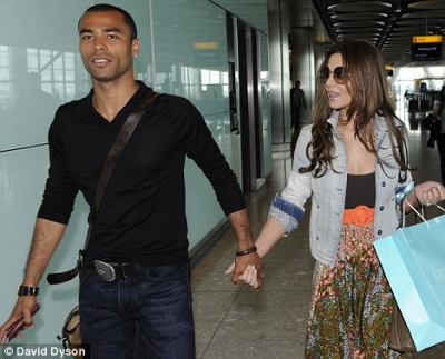 Cheryl__Ashley_spotted_at_an_airport_to_depart_on_holiday_-11_06_09_9.jpg