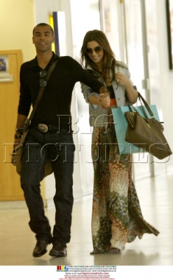 Cheryl_and_Ashley_Cole_Arrive_At_Nice_Airport_France_11062009_2.jpg