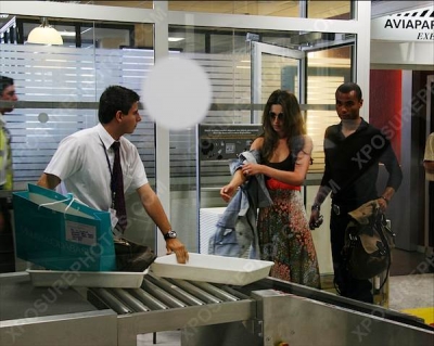 Cheryl_and_Ashley_Cole_Arrive_At_Nice_Airport_France_11062009_24.jpg