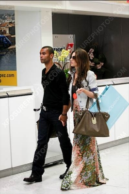 Cheryl_and_Ashley_Cole_Arrive_At_Nice_Airport_France_11062009_26.jpg