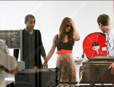 Cheryl_and_Ashley_Cole_Arrive_At_Nice_Airport_France_11062009_30.jpg