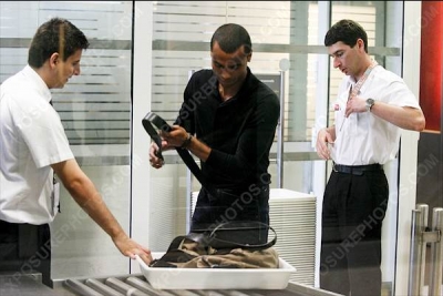 Cheryl_and_Ashley_Cole_Arrive_At_Nice_Airport_France_11062009_33.jpg