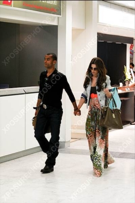Cheryl_and_Ashley_Cole_Arrive_At_Nice_Airport_France_11062009_39.jpg