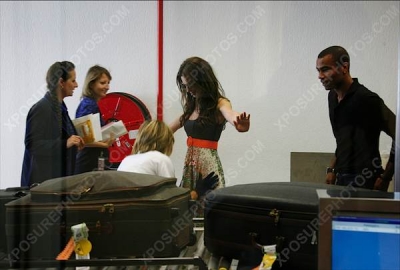 Cheryl_and_Ashley_Cole_Arrive_At_Nice_Airport_France_11062009_42.jpg