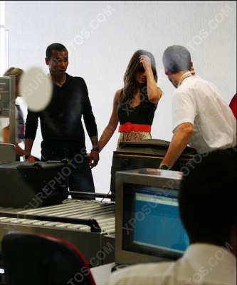 Cheryl_and_Ashley_Cole_Arrive_At_Nice_Airport_France_11062009_45.jpg