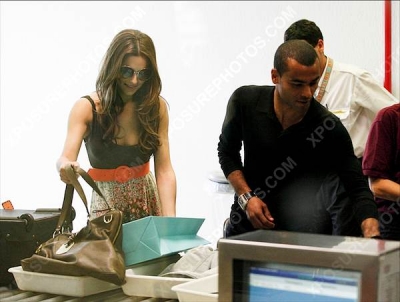 Cheryl_and_Ashley_Cole_Arrive_At_Nice_Airport_France_11062009_46.jpg